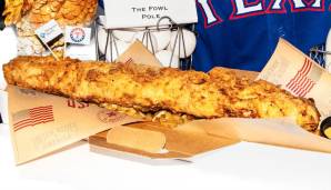 Die Texas Rangers präsentieren in der neuen Saison den "Fowl Pole", ein 2 Pfund schwerer "Chicken-Tender", der mit einer eigenen Tragetasche auf Pommes aufgebettet wird. Kostenpunkt: 27,50 Dollar!