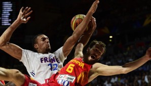 Rudy Gobert (l.) steht mit Frankreich im Halbfinale der Basketball WM in Spanien