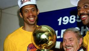 Kareem Abdul-Jabbar heimste mit den Bucks und Lakers in 20 NBA-Jahren ebenfalls sechs Titel ein. Besonders beeindruckend: Zwischen seinen beiden Finals-MVPs lagen 14 (!) Jahre.