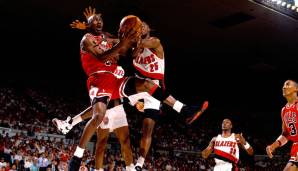 MICHAEL JORDAN – Genau, und dann war da noch MJ. Seine Zahlen in den Playoffs? 34,5 Punkte, 6,2 Rebounds, 5,8 Assists. In den Finals waren es sogar 35,8 Punkte – und das Shrug Game.