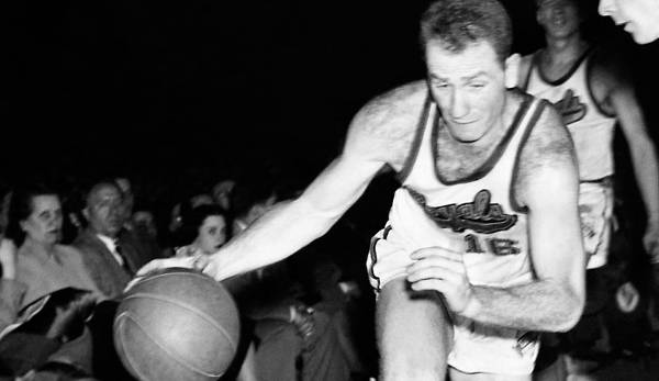 Der war ebenfalls mal ein erfolgreicher Spieler und gewann mit den Rochester Royals im Jahr 1951 einen Titel. Die NBA war da noch in ihren Kinderschuhen.