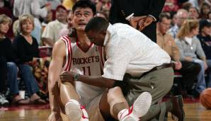YAO MING: Ähnliche Probleme hatte auch der chinesische Gigant. Mal war es das Knie, mal der Fuß, der Houston und Yao stoppte. Mit nur 30 Jahren musste Ming seine Karriere beenden. Für die Hall of Fame reichte es aber dennoch.