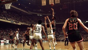 Platz 7: KAREEM ABDUL-JABBAR – Mit seinem Signature Shot brachte Kareem die Gegner regelmäßig zur Verzweiflung – auch in den Finals 1974 gegen Boston, als der Center mit seinem Skyhook Spiel 6 für die Bucks entschied.