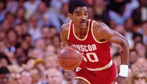 Platz 14: RALPH SAMPSON – Vielleicht einer der verrücktesten Gamewinner aller Zeiten? Nach dem Inbounds-Pass pritschte Sampson den Spalding in Volleyball-Manier in Richtung Korb – und traf! Damit kegelte Houston 1986 die Showtime-Lakers aus den Playoffs.