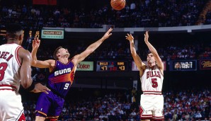 Platz 18: JOHN PAXSON – 1993 gewannen die Bulls ihren zweiten Titel mit MJ, auch dank Paxson! In Spiel 6 der Finals versenkte er drei Sekunden vor Schluss den finalen Dreier – neben MJ war er der einzige Bulls-Spieler, der im vierten Viertel punktete.