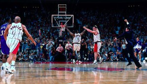 Platz 25: EDDIE JOHNSON – Mit einem Buzzer-Beater in Spiel 4 der Conference Finals 1997 gegen die Jazz machte sich Johnson bei den Rockets-Fans unsterblich. Die Serie ging allerdings an die Jazz, die in den Finals dann gegen MJ verloren.