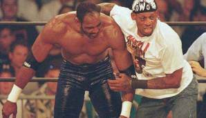 Die Rivalität reichte übrigens auch über die NBA hinaus. So trugen Malone und Rodman später auch ein Wrestling-Match aus. Wer kann das von sich schon behaupten?