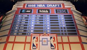 Acht Spieler wurden beim NBA-Draft 1998 vor Dirk Nowitzki gedraftet, nur damit Milwaukee ihn anschließend doch noch tradete. 21 Jahre später würden diese Entscheidungen wohl allesamt anders aussehen. Wir ordnen den Jahrgang noch einmal neu!