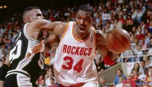 Platz 5: Hakeem Olajuwon (1984-2002) - Mr. Dream Shake durchbrach als einziger die Jordan-Phalanx. Hakeem ist zudem der einzige Spieler, dem in der NBA zwei Quadruple-Doubles gelangen. Womöglich der kompletteste Center.