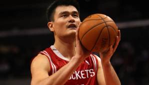 Platz 20: Yao Ming (2002-2011) - Auch Yao wäre in dieser Liste deutlich höher, wenn er nicht immer wieder verletzt gewesen wäre. War er fit, war er stets einer der besten Bigs im Spiel.