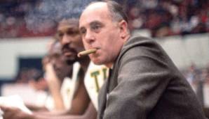 COACH: RED AUERBACH – Von 1950 bis 1966 coachte er die Celtics, neun Titel sprangen dabei heraus. Legendär war seine List und natürlich seine Zigarre, die er sich anzündete, wenn die Celtics ein Spiel entschieden hatten.