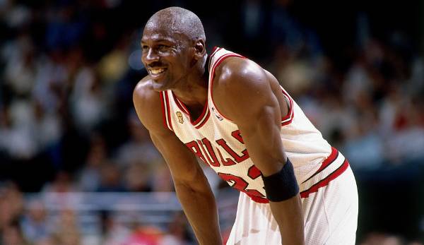 Platz 1: Michael Jordan (1984-2003) – Teams: Bulls, Wizards – Erfolge: 6x NBA Champion, 6x Finals-MVP, 5x MVP, 14x All-Star, 10x First Team, 1x Second Team, Defensive Player of the Year, 9x All-Defensive, Rookie of the Year, 3x All-Star MVP.