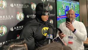 Selbst nach der Partie stand er im Kostüm beim Post-Game-Interview - und antwortete mit Batman-Stimme. Die Reaktion von Teamkollege Jayson Tatum unter großem Gelächter: "Jo, was zur Hölle machst du da!"