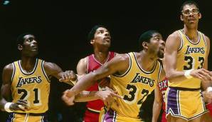 Wenige Jahre nachdem Erving aus der ABA in die NBA wechselte, kam auch die Lakers-Legende in die Liga. 1980 und 1982 vermiesten Magic und die Lakers die Titelträume von Dr. J in den Finals, 1983 gelang ihm die Revanche per Sweep.