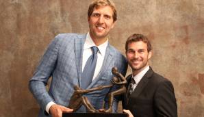 Dirk Nowitzki und Mavs-Pressesprecher Scott Tomlin (r.) posieren mit dem Twyman-Stokes Teammate of the Year Award, den der Deutsche 2017 erhielt.