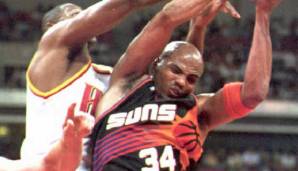 Präsentiert von CHARLES BARKLEY, JERRY COLANGELO und PHIL KNIGHT: Neben Nike-Co-Gründer Knight übernehmen zwei Suns-Legenden die Vorstellung des 2004 verstorbenen Coaches. Colangelo holte ihn einst nach Phoenix.