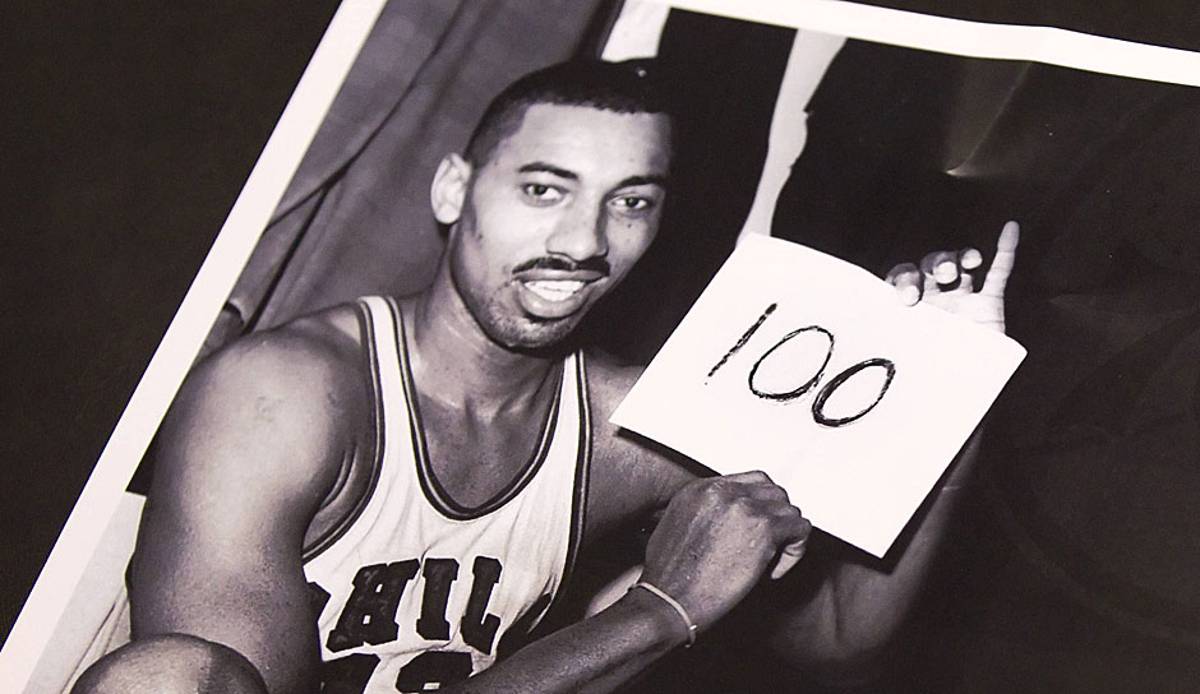 Am 2. März 2022 jährt sich das 100-Punkte-Spiel von Wilt Chamberlain zum 60. Mal, 1962 stellte er in Diensten der Philadelphia Warriors gegen die Knicks eine Bestmarke für die Ewigkeit auf. Es ist bei weitem nicht der einzige Rekord der Legende.