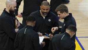Celtics-Coach Ime Udoka (M.) verliert in Person von Will Hardy einen angesehenen Assistant Coach an die Jazz.