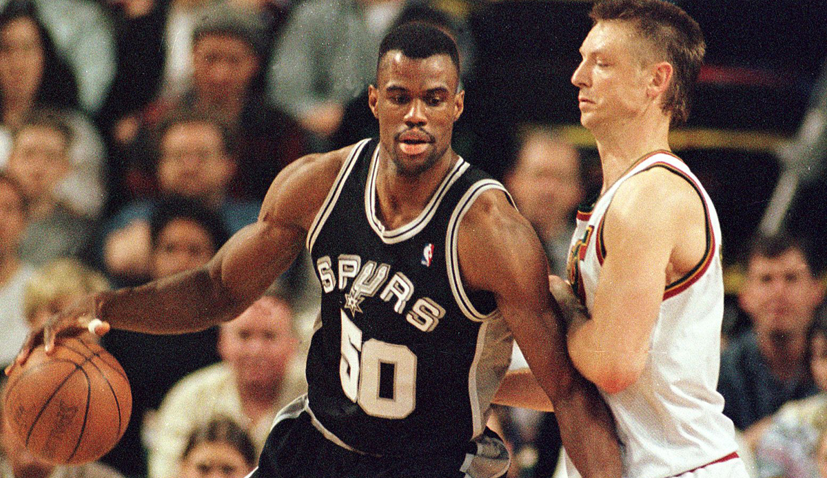 Nach dem Draft 1987 mussten die Spurs noch zwei weitere Jahre auf ihren damaligen Nr.1-Pick warten, der seinen Militärdienst beenden musste. Es sollte sich lohnen: 2x Champion, 1x MVP, 1x DPOY, 10x All-Star, 8x All-Defensive - und ein kurioser Vertrag.