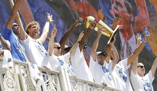 Die Dallas Mavericks bejubeln bei der Meisterfeier gemeinsam mit den Fans ihren ersten NBA-Titel