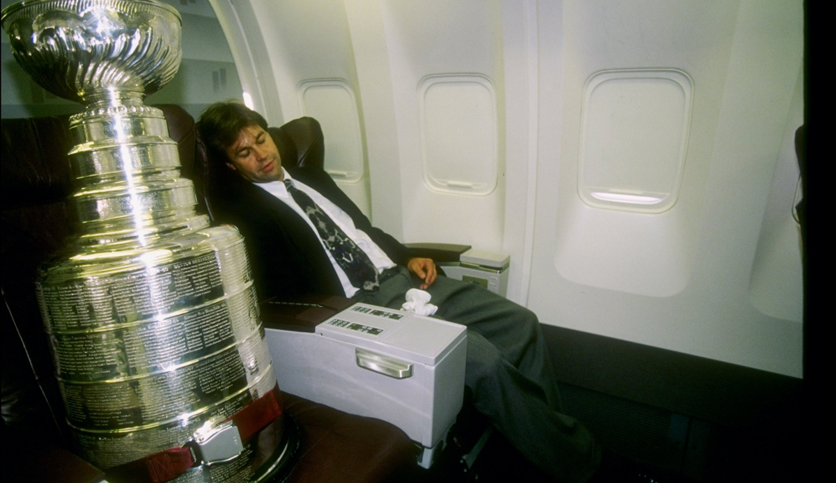 Phil Pritchard und der Stanley Cup auf dem Weg nach Russland im Sommer 1997.