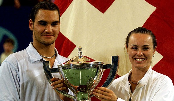 Roger Federer und Martina Hingis (Schweiz) durften 2001 die Hopman-Cup-Trophäe stemmen.