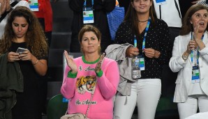 Eine stolze Mirka Federer applaudiert ihrem Mann nach dem Fünfsatz-Krimi gegen Stan Wawrinka zu.