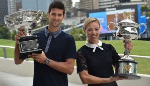 Die letztjährigen Turniersieger Novak Djokovic und Angelique Kerber präsentieren nochmals ihre Trophäen.
