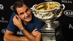 Roger Federer und der Australian-Open-Pokal bei der abschließenden Pressekonferenz.