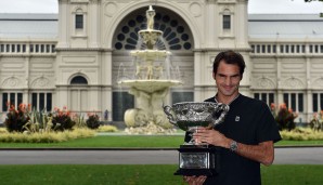 Roger Federer posiert vor dem wunderschönen Royal Exhibition Building in den Carlton-Gärten (UNESCO-Kultuerbe).