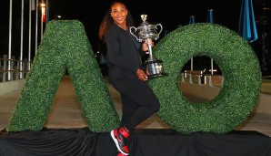 Serena Williams posiert nach dem Endspiel mit ihrer Trophäe auf dem Gelände des Melbourne Parks.