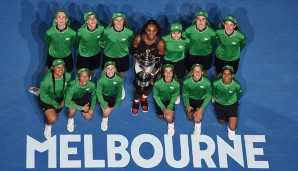 Serena Williams von Ballkindern des Finals flankiert.