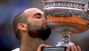 1999 schreibt Agassi Geschichte. Er gewinnt die French Open und damit als fünfter Spieler nach Fred Perry, Don Budge, Rod Laver und Roy Emerson alle Grand-Slam-Turniere mindestens einmal