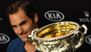 Zum Anbeißen - Roger Federer freut sich diebisch über seinen fünften Melbourne-Titel