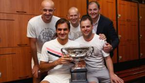 Tony Godsick (hinten rechts) feiert mit Roger Federer