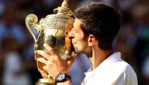 Novak Djokovic küsst den Wimbledon-Pokal