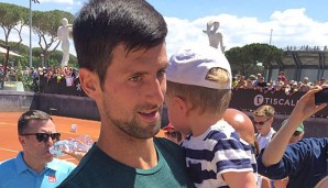 Novak Djokovic mit Sohn Stefan - erschöpft von der römischen Mittagssonne
