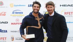 Pablo Andujar (l.) bekommt die Siegertrophäe von Juan Carlos Ferrero überreicht