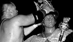Owen Hart: Der Bruder von Bret Hart durfte sechs Titel gewinnen. Bei Over The Edge 1999 sollte sich Hart von der Hallendecke abseilen. Er löste versehentlich die Sicherung, stürzte 24 Meter in die Tiefe und starb im Alter von 34 Jahren