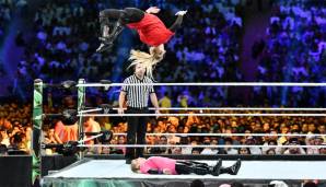Zum ersten Mal überhaupt traten bei einem WWE-Event in Saudi-Arabien Frauen an - wenn auch züchtig bekleidet! Natalya durfte sich mit der Akrobatin Lacey Evans messen. Auch wenn es hier nicht so aussieht: Natalya behielt am Ende die Oberhand.