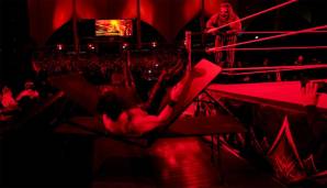 Zum Abschluss gab es dann noch die große Überraschung: Seth Rollins verlor im Riader Rotlichtviertel (hehe) ein "Falls Count Anywhere"-Match gegen "The Fiend" Bray Wyatt. Der ist jetzt Universal Champion!