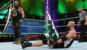 Ein Highlight: Nachdem ihn Strowman auf die Ringmatte geschickt hatte, setzte sich Fury plötzlich aus dem Nichts auf - eine Hommage an den Undertaker. Da staunte Strowman nicht schlecht.