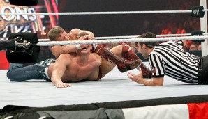 WWE-Superstar Daniel Bryan ist bekannt für seine Aufgabegriffe. Hier besiegt er Alex Riley mit dem LeBell Lock